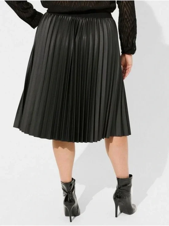 NWT Torrid Midi PU Pleated Skirt in Deep Black Size 3 3X NEW - Picture 2 of 9
